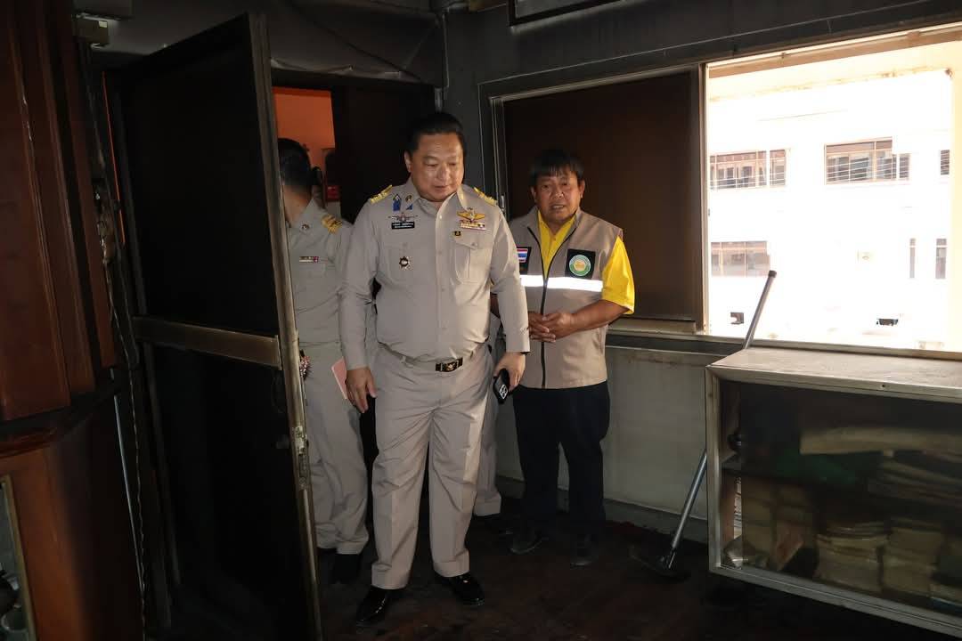 ผู้ว่าฯอ่างทอง รุดตรวจสอบเหตุเพลิงไหม้โรงเรียนอ่างทองปัทมโรจน์วิทยาคม