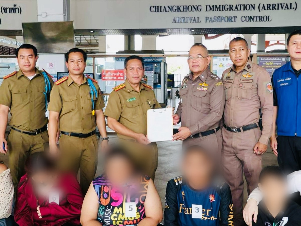ตม.เชียงแสนรับ 7 คนไทยกลับจากลาว ตรวจพบ 3 รายติดหมายจับ 4 คดี ฉ้อโกง-อาวุธปืน 