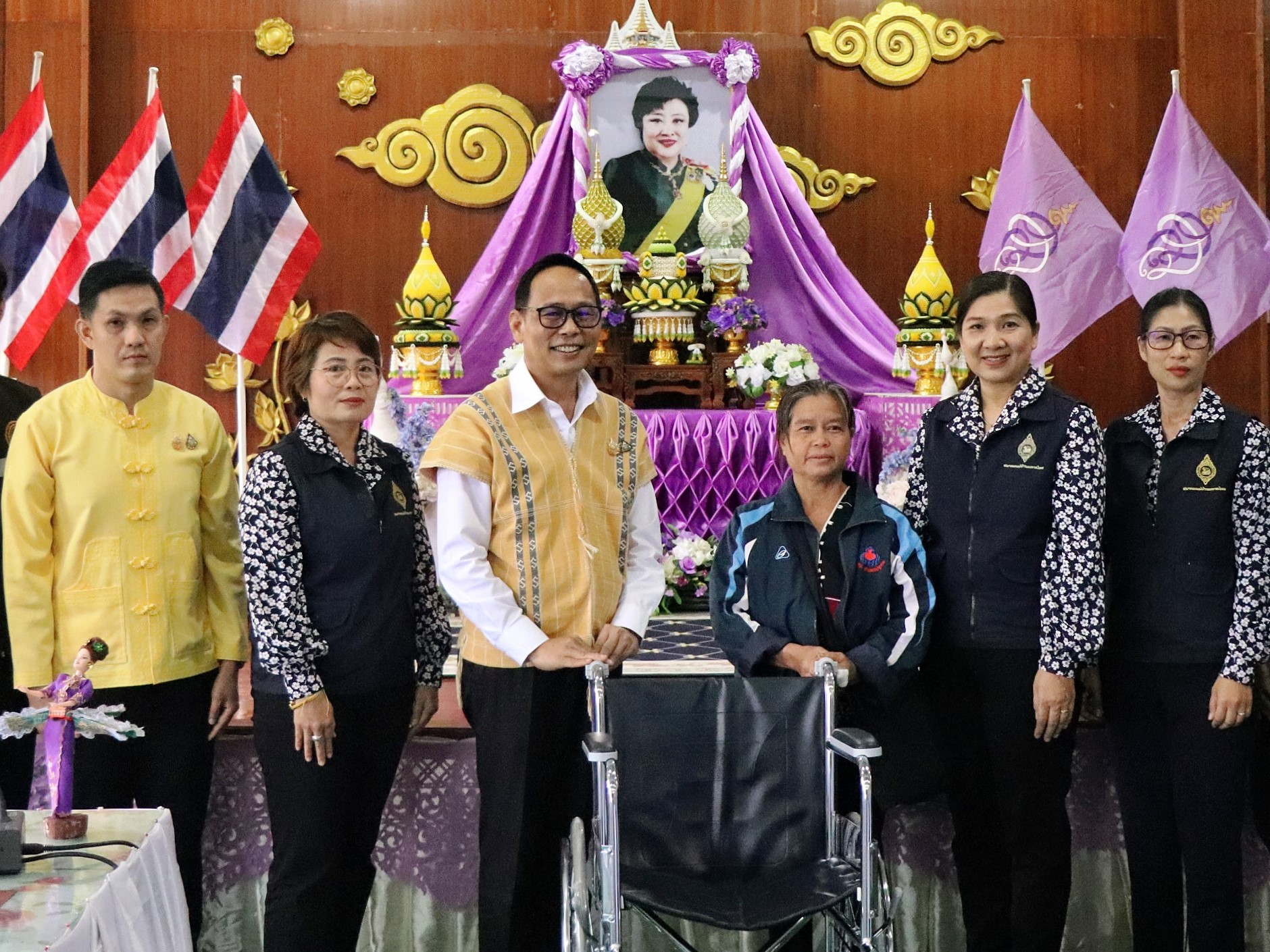 รองผู้ว่าฯและรองประธานที่ปรึกษาแม่บ้านมหาดไทยแม่ฮ่องสอนมอบรถเข็นนั่งแก่ผู้ยากไร้ในพื้นที่อำเภอขุนยวม