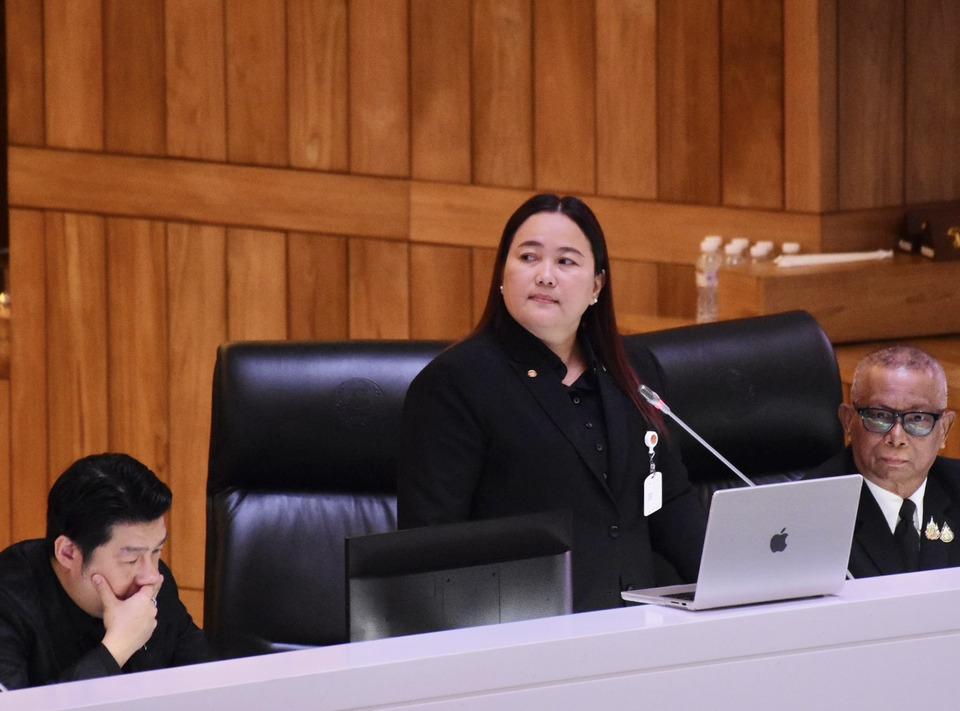 "สว.รัชนีกร" ซัดนักการเมืองมุ่งแก้ รธน. เมินวิกฤตชาติ จี้ใช้งบหมื่นล้านช่วยน้ำท่วม-สงคราม 