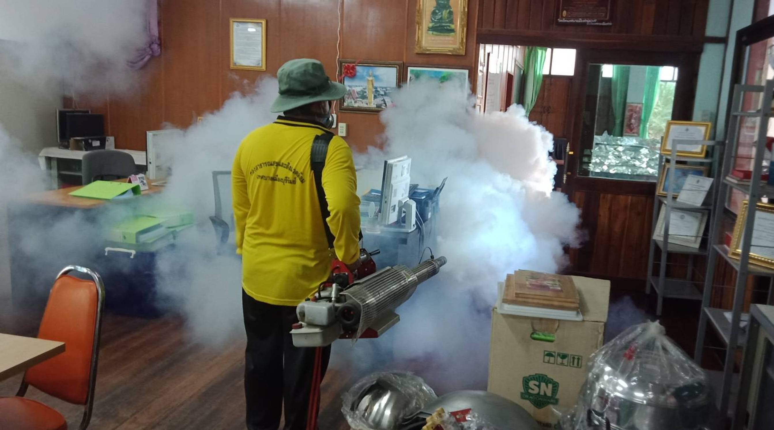 ทม.บุรีรัมย์ ระดมพ่นยากำจัดยุงลาย ในโรงเรียน ป้องกันไข้เลือดออกระบาด 