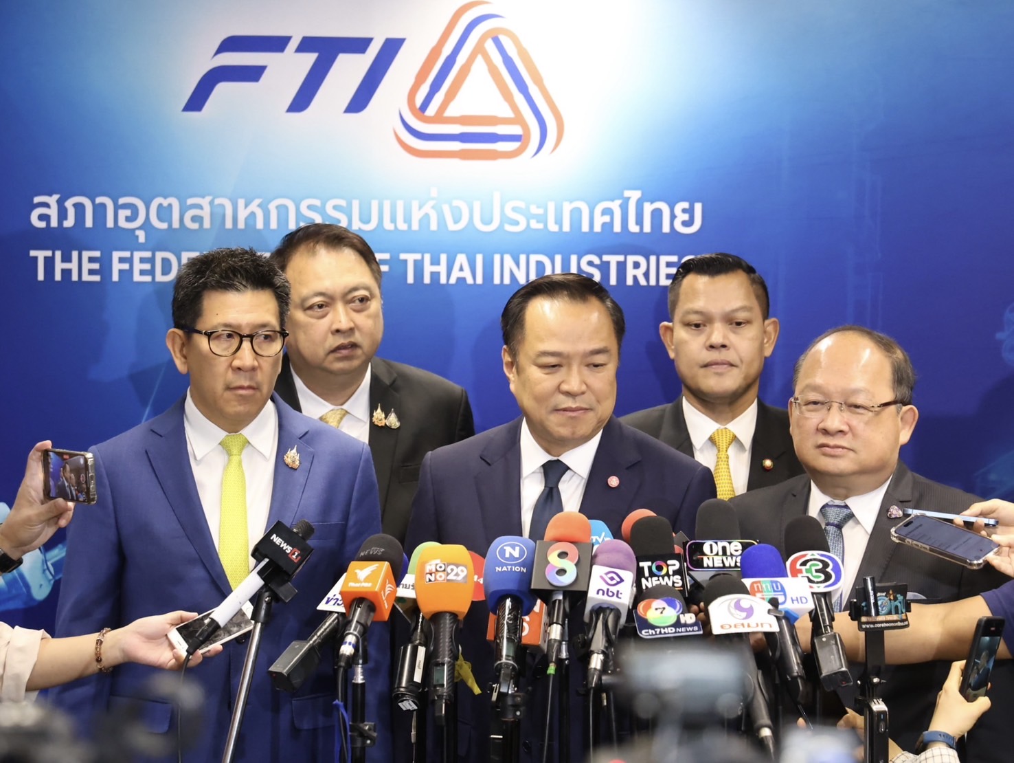 "นายกฯ" ย้ำทูลเกล้าฯ ครม.สัปดาห์นี้ พร้อมเร่งทำนโยบายแถลงต่อสภา ปัดตอบ รมต.ไม่ผ่านคุณบัติ 