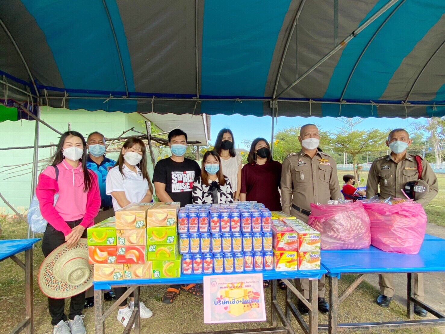 หน่วยงาน พม. รวมพลังสร้างรอยยิ้มให้คนไร้ที่พึ่งปรือใหญ่ รับปีใหม่