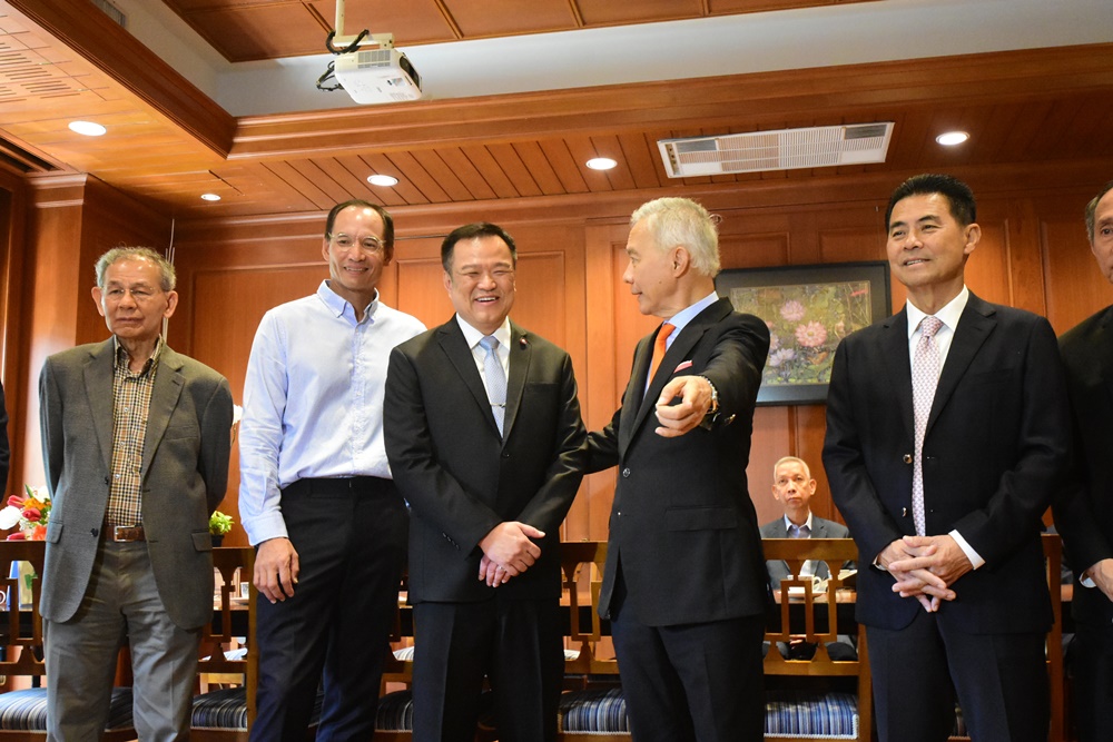 "เสี่ยหนู" ร่วมฉลองเบิร์ธเดย์ "สุวัจน์"  68 ปี ลั่นพร้อมลุยเลือกตั้ง มั่นใจโคราชคัมแบค ชี้หลังลต. "รัฐบาลผสม" ต้องได้ 300 เสียง