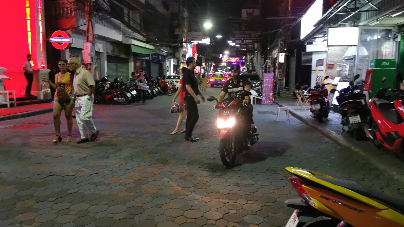 แฉคลิป ตำรวจอาสาท่องเที่ยวเมืองพัทยาขี่รถย้อนศร ถนนวอล์กกิ้งสตรีท