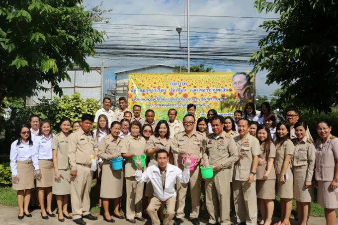 สกลนคร ร่วมใจปลูกดอกไม้สีเหลือง แสดงความจงรักภักดี และรำลึกในพระมหากรุณาธิคุณอย่างหาที่สุดมิได้