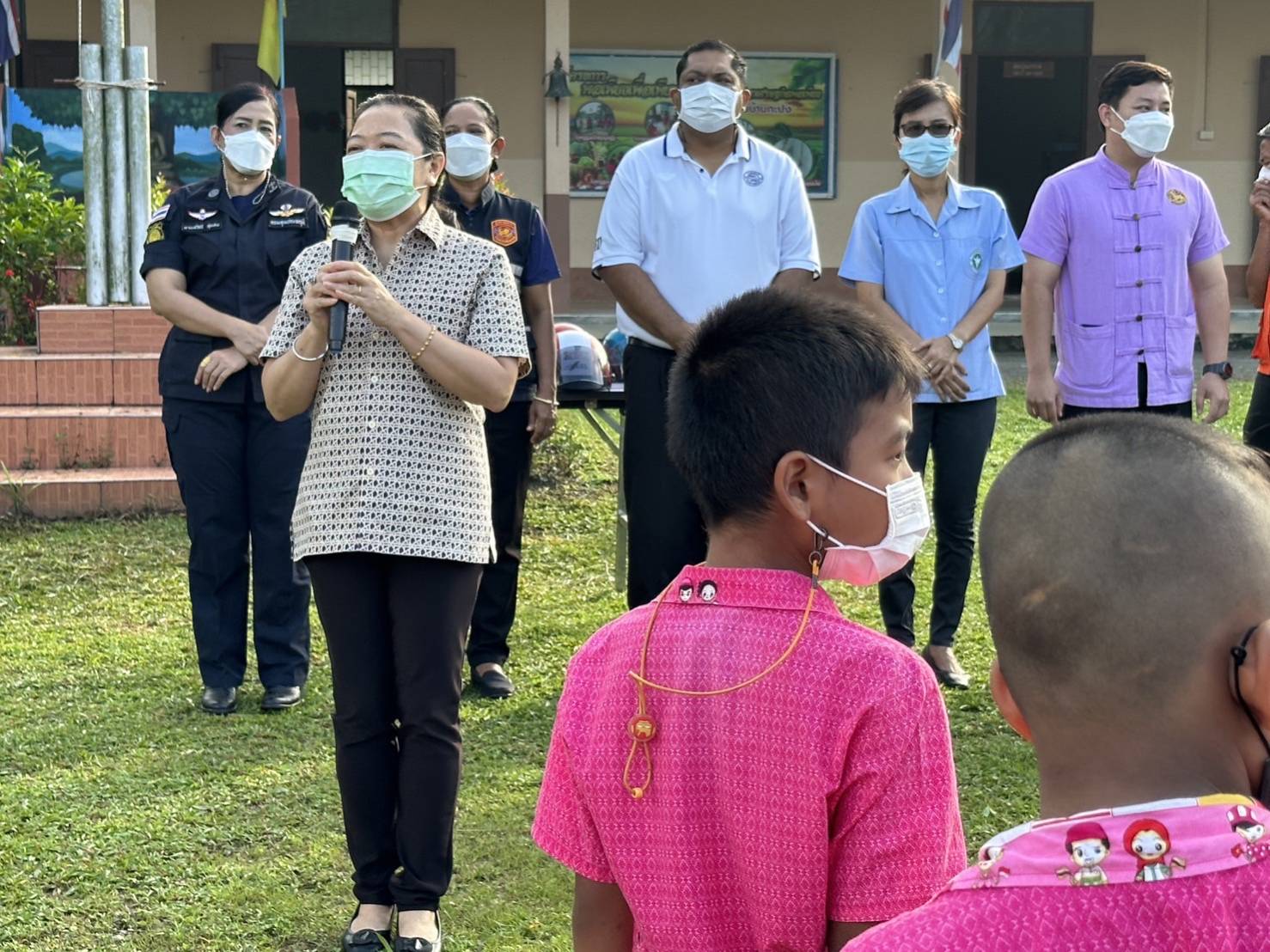 โรงเรียนบ้านกะปง รับมอบหมวกนิรภัยตามโครงการ “ผู้ว่าฯ สวมหมวกให้น้อง” 
