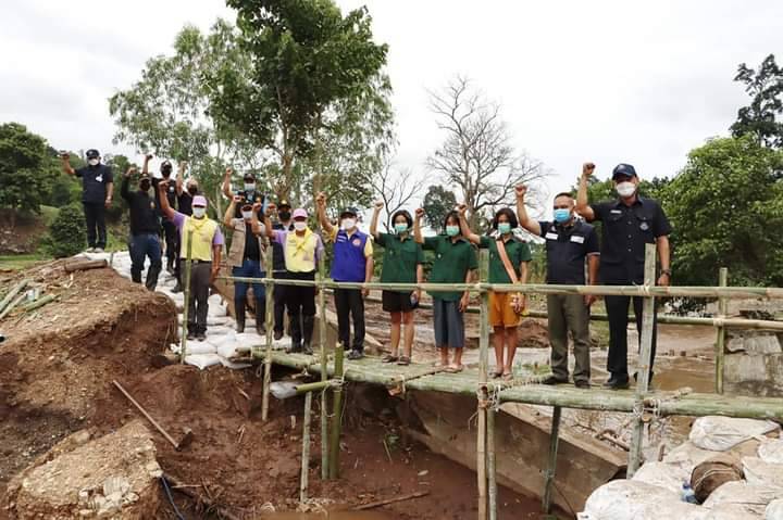 อำเภอแม่ระมาดสร้างสะพานไม้ไผ่ (ชั่วคราว) บ้านขุนห้วยแม่ท้อ  ม. 2 ต.สามหมื่น  หลังน้ำไหลหลากพัดสะพาน คสล.พัง