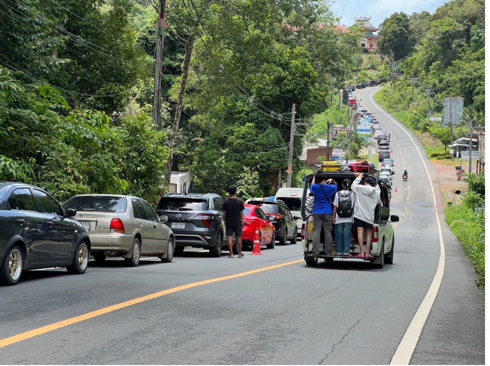 ระดมกำลังระบายรถยนต์ข้ามกลับจากเกาะช้าง หลังรถยนต์กว่า 2 พันคันกลับบ้าน พบเรือเฟอร์รี่เสีย 2 ลำ ใช้ได้เเค่ 3 ลำและน้ำลงเดินเรือลำบาก