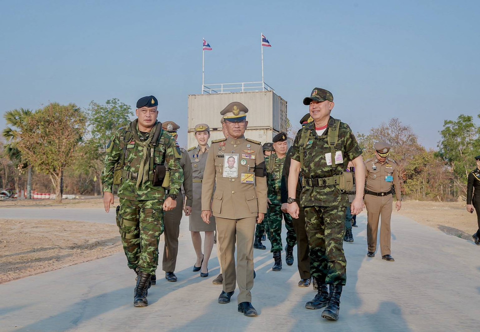 “ในหลวง“ โปรดเกล้าฯ องคมนตรี เยี่ยมทหาร “กกล.บูรพา” ชายแดน จ.สระแก้ว 