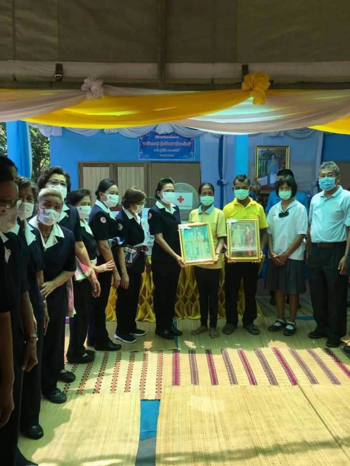 รองนายกเหล่ากาชาดยโสธรมอบบ้าน“คืนความสุข สู่คนเมืองยศ เฉลิมพระเกียรติ 12 สิงหา มหาราชินี ประจำปี 2563