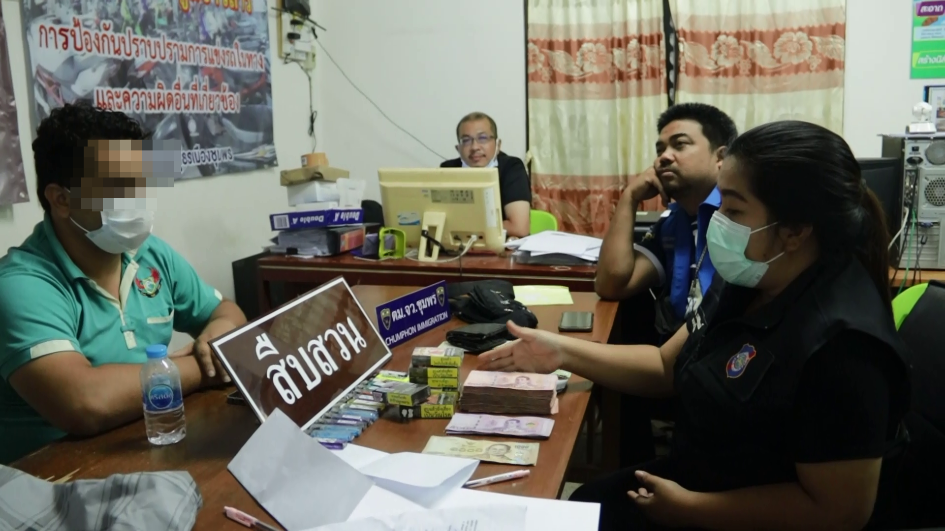 ชุมพร รวบหนุ่มปากีสถาน ใช้แบงค์พันซื้อบุหรี่-ไฟแช็ก ร้านสะดวกซื้อก่อนเชิดทั้งเงินทั้งของหลบหนี แต่ไม่รอด