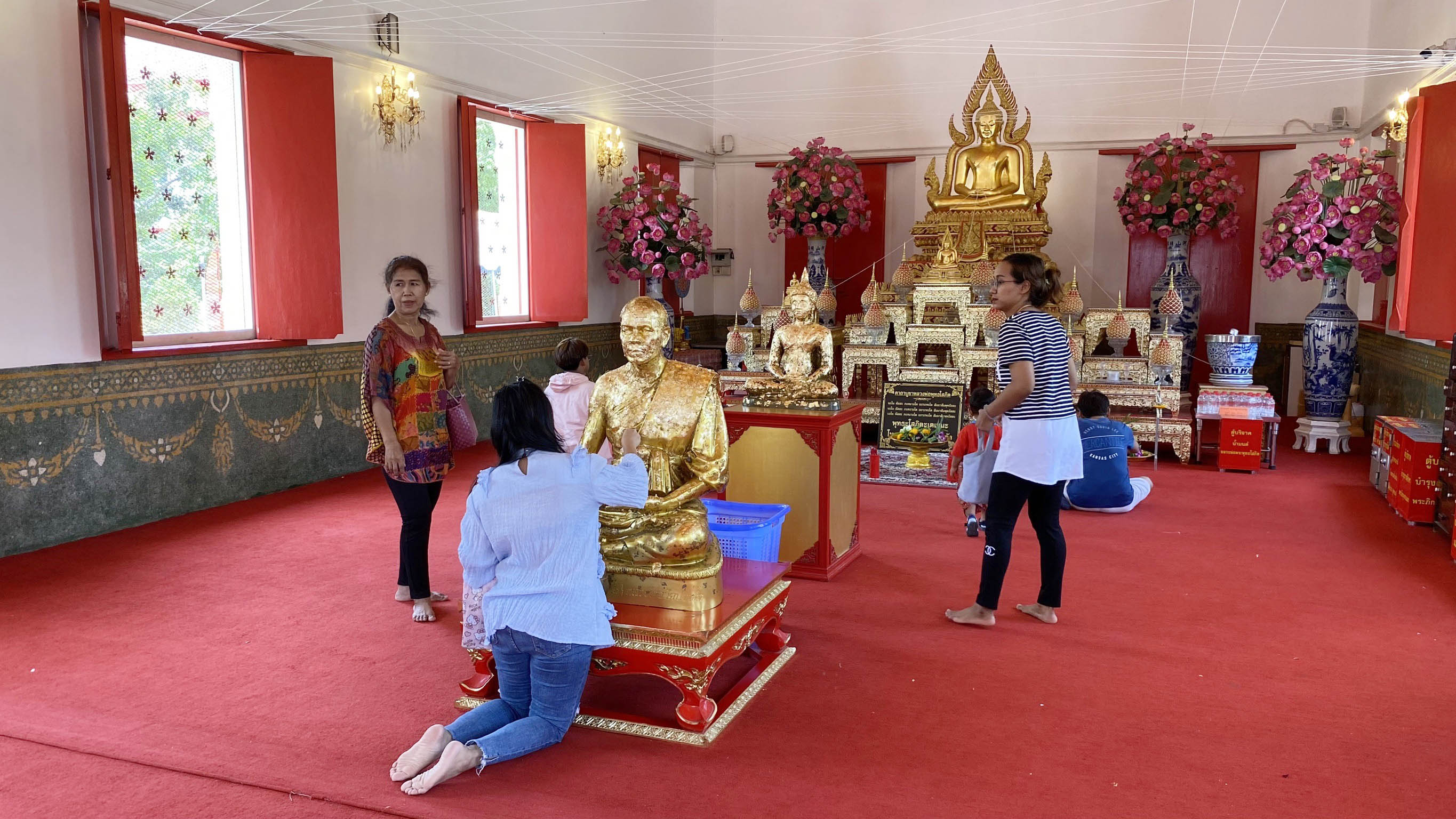 ชาวสุพรรณบุรีพาครอบครัวเข้าวัดไหว้พระขอพร-เลขเด็ดก่อนเล่นน้ำสงกรานต์
