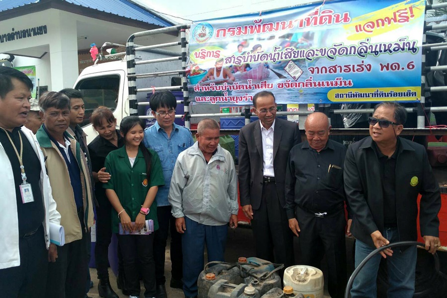 อธิบดีกรมพัฒนาที่ดิน ลงพื้นที่ติดตามสถานการณ์น้ำท่วมร้อยเอ็ด พร้อมแนะวิธีฟื้นฟูพื้นที่เกษตรหลังน้ำลดด้วยสาร พด.