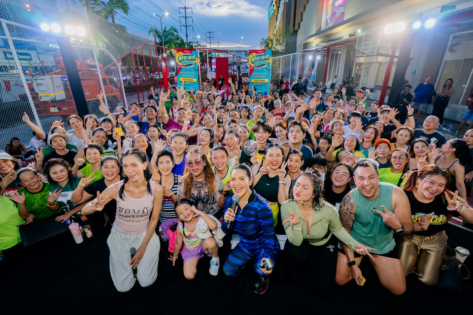 “ฮาย อาภาพร” นำทีมชาวบางนาออกสเต็ปเชฟบ๊ะ ทั้งม่วนทั้งมันส์ ที่แอโรบิกหน้าโลตัส