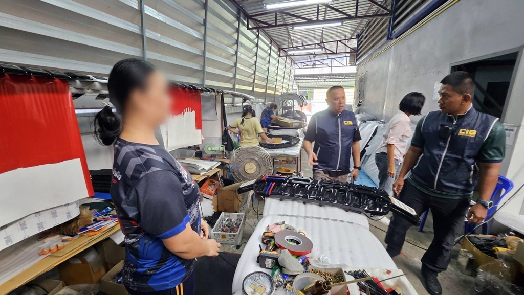 ปอศ.บุก 3 จุด ทลายโรงงานผลิตอะไหล่รถยนต์ปลอมแบรนด์ดัง ยึดของกลางอื้อ เสียหายหลายล้าน!