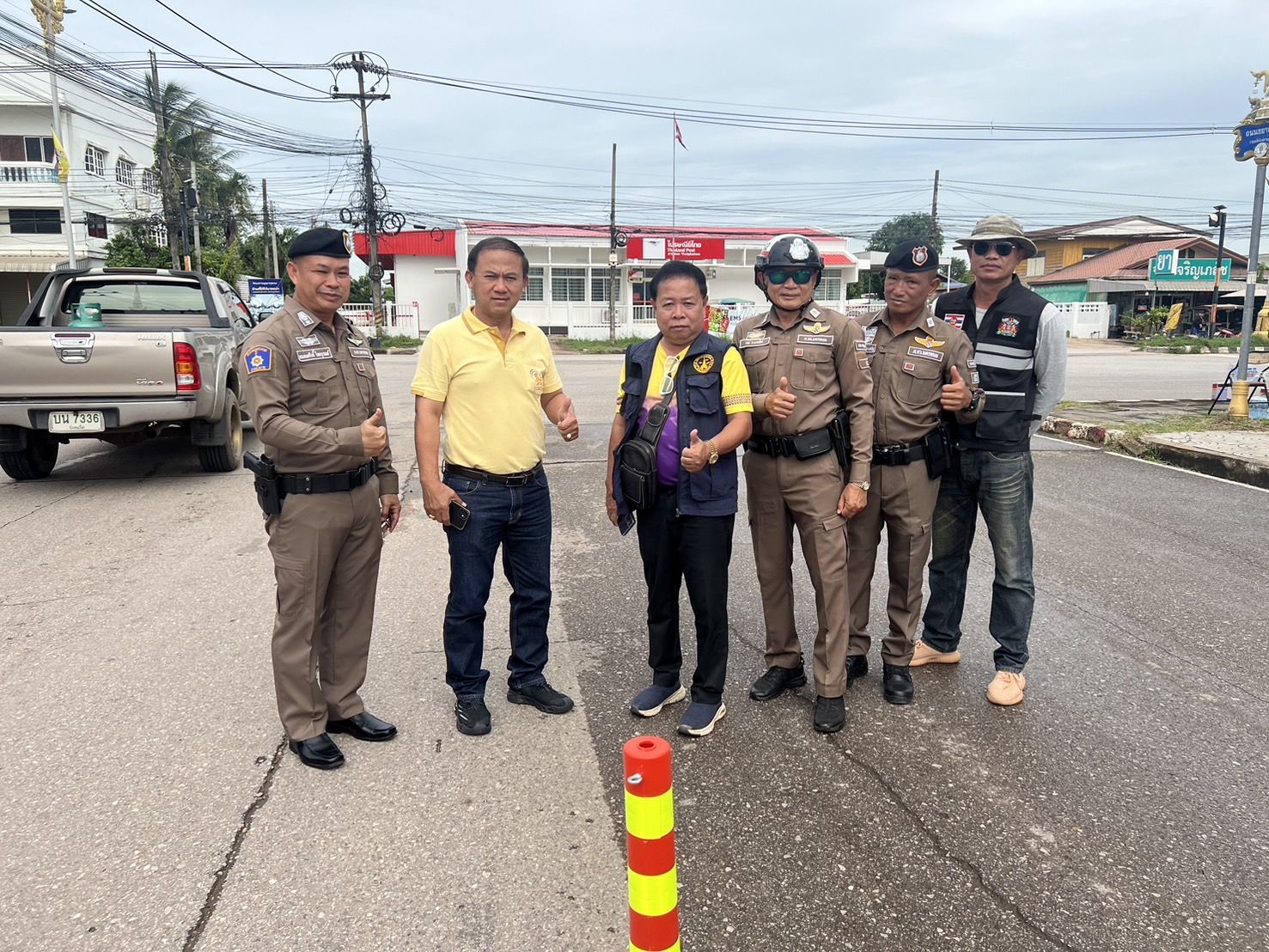 ทต.ธาตุพนม ระดมเจ้าหน้าที่ลงตรวจสอบ ติดตั้งสัญญาณจราจรเพิ่ม ป้องกันอุบัติเหตุสามแยกวัดใจ