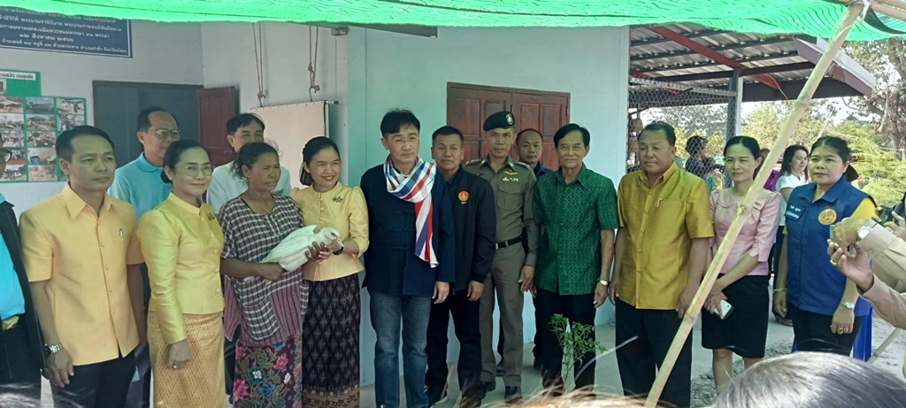 รองผู้ว่าฯยโสธร ลงพื้นที่ติดตามครอบครัวยากจน มุ่งพัฒนาคุณภาพชีวิตให้ดีขึ้น