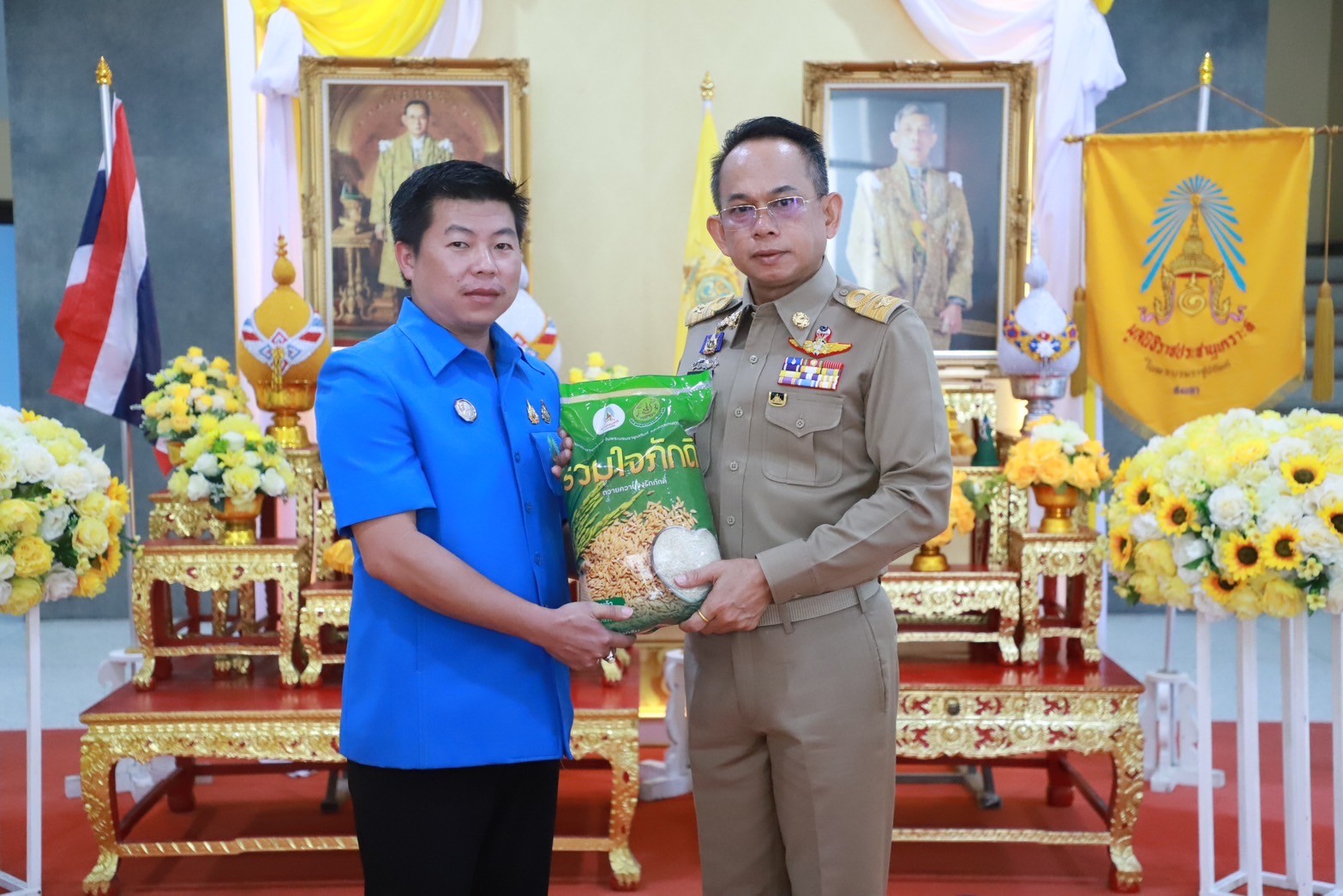 จังหวัดสงขลา จัดพิธีมอบข้าวสารโครงการเฉลิมพระเกียรติ