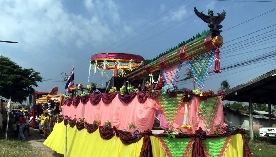 สู้ค่าน้ำมันแพง! สุรินทร์ใช้รถพ่วงข้างแห่บั้งไฟ สืบสานประเพณีคึกคักทั่วหมู่บ้าน