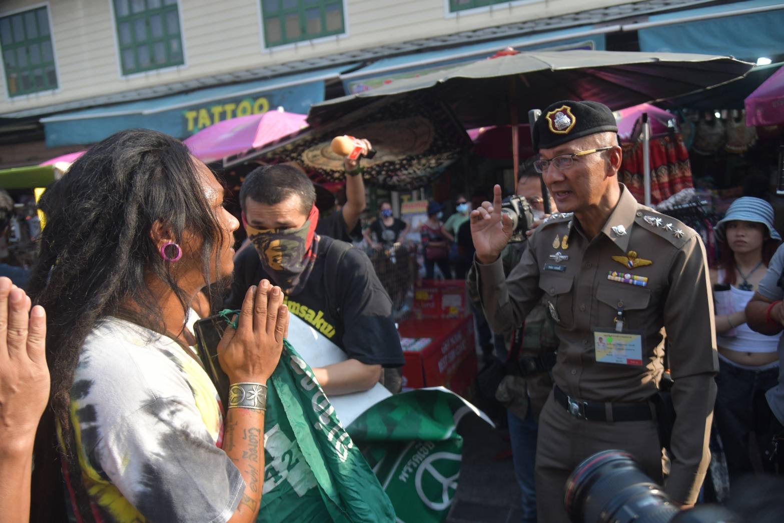 เจ้าหน้าที่ตำรวจพร้อม จนท.สาธารณสุข ลงพื้นที่ตรวจดูความเรียบร้อยร้านขายกัญชาภายในถนนข้าวสาร