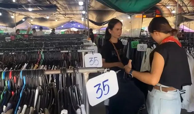 ชัยภูมิอาลัย “สมเด็จพระบรมราชชนนีพันปีหลวง” ประชาชนแห่ซื้อเสื้อผ้าสีดำแน่นตลาด