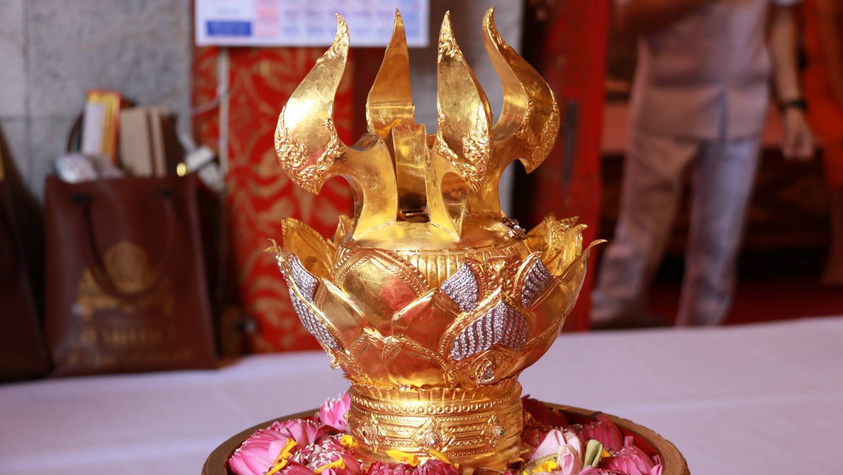 วัดพระธาตุดอยสุเทพราชวรวิหาร จัดพิธียกปลียอด ฉัตรทองคำ น้ำหนัก 22 กก. บูรณะองค์พระบรมธาตุดอยสุเทพ