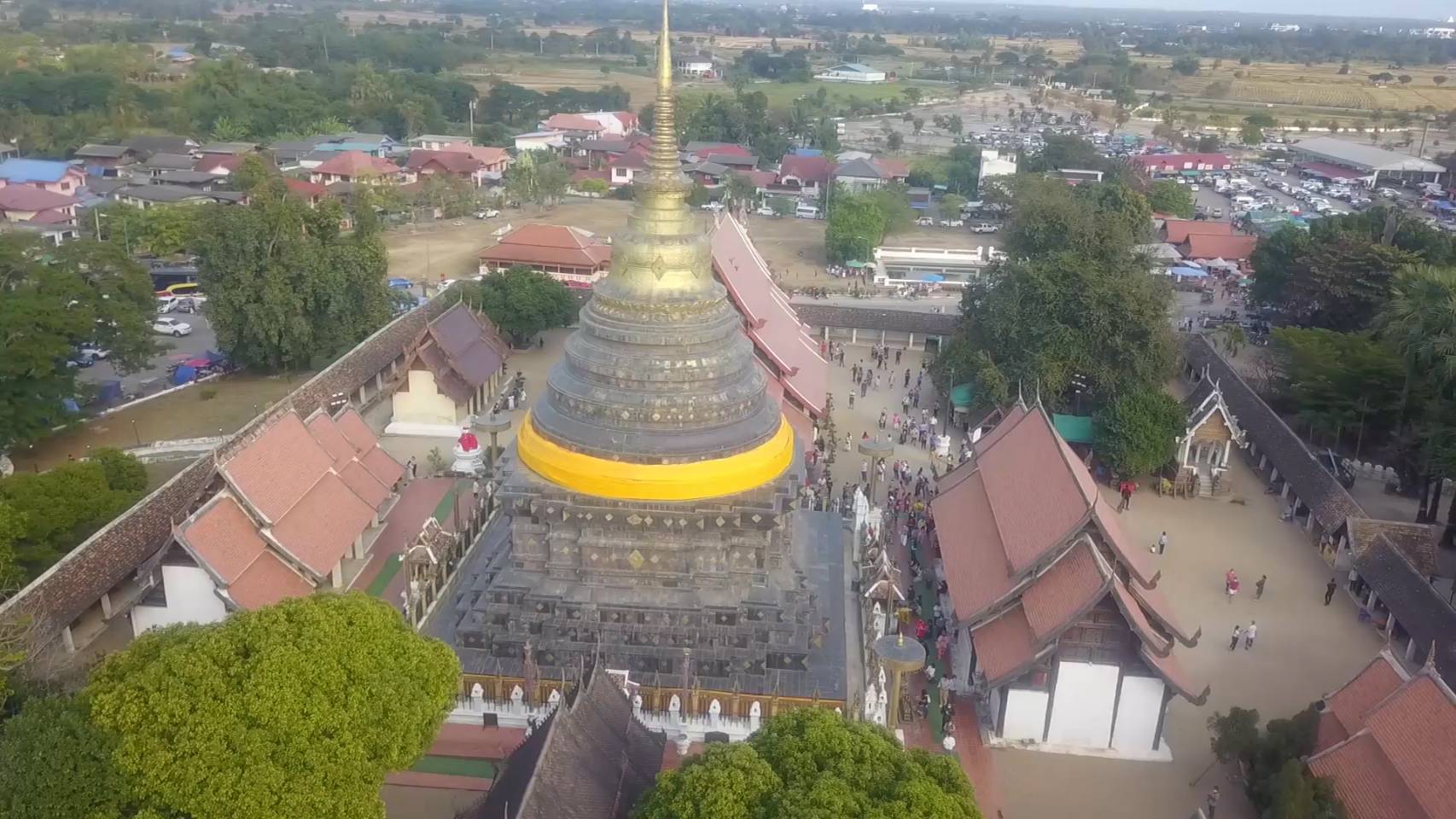 นทท.หลั่งไหลทำบุญวัดพระธาตุลำปางหลวงส่งท้ายวันหยุดยาว