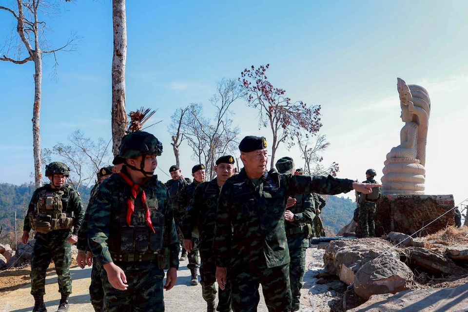 ผบ.ทบ. ลงพื้นที่กองกำลังสุรนารี ติดตามชายแดนไทย–กัมพูชา สุรินทร์ ขอบคุณกำลังพลดูแลอธิปไตย–ประชาชน
