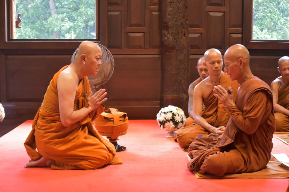 ผู้ว่าฯพังงาลาบวช ที่วัดเทสก์ธรรมนาวา ผู้ร่วมงานโชว์เทคนิครับเหรียญโปรยทานกันอย่างสนุกสนาน