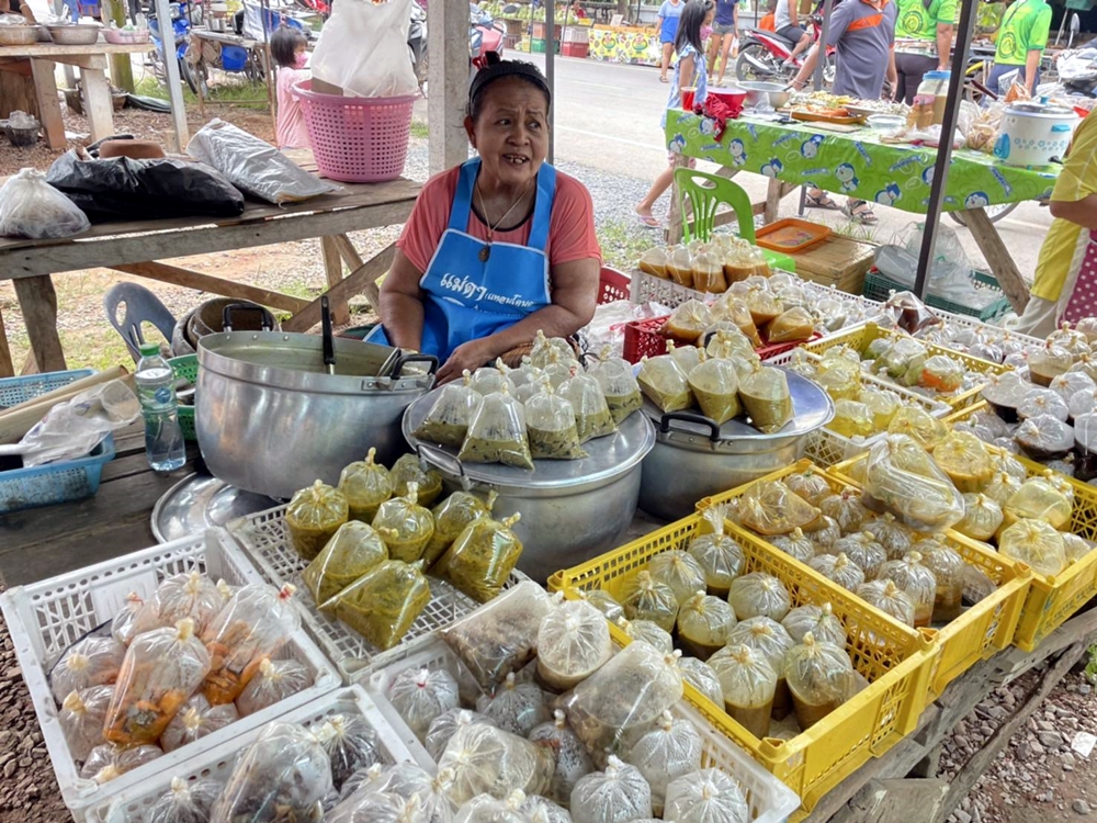 สวนกระแส!! ของถูกอร่อยยังมีอยู่จริง "ป้าดา" แกงถุงละ 20 บาท มีลูกค้าแน่นร้าน