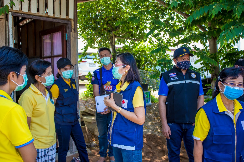 กิ่งกาชาดอำเภอบางละมุง เข้าช่วยเหลือ ดญ. 12 ขวบ ป่วยทำร้ายตัวเอง ก่อนจะทำเรื่องส่งตัวไปยัง รพ.