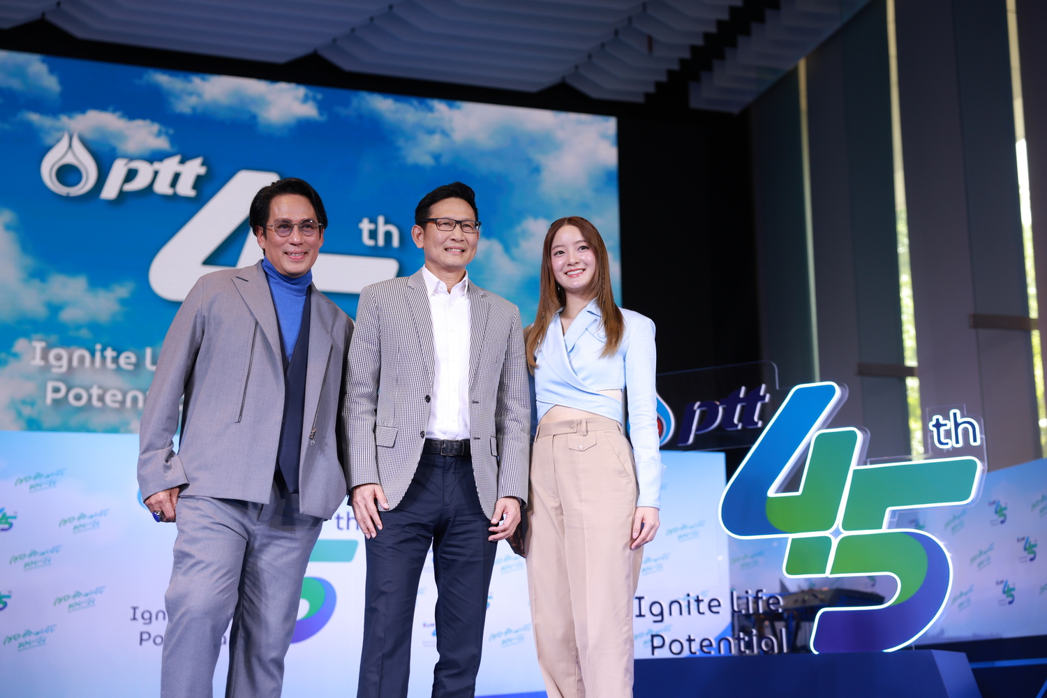 ครั้งแรก!! กับการโคจรมาร่วมงานกันของ “เบิร์ด-ธงไชย” และ “อิ้งค์-วรันธร” ในเพลง “เธอคือพลังของฉัน”