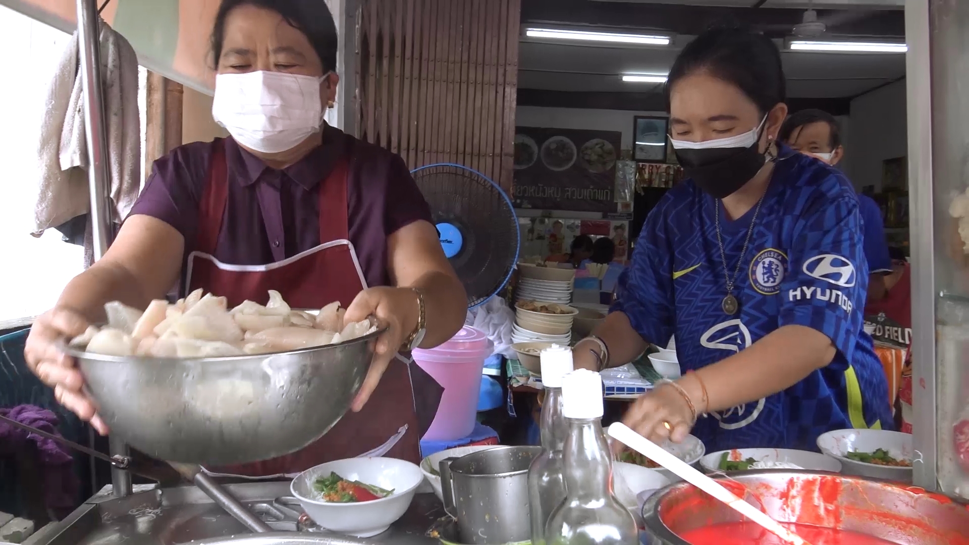  ร้านก๋วยเตี๋ยวหนังหมูโอดของแพงตามดัชนีน้ำมันพยุงราคาขายเดิมให้พ้นวิกฤต