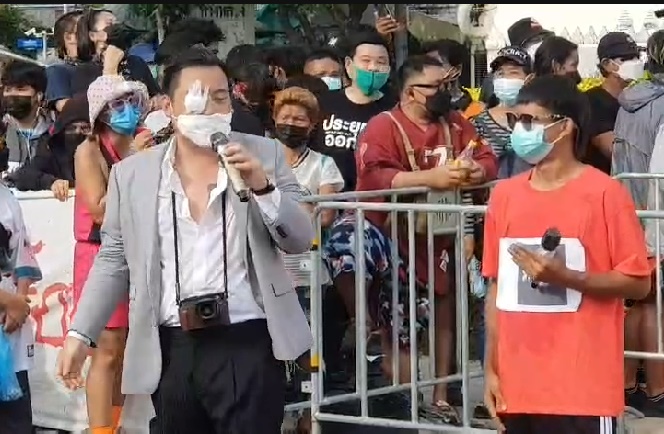 กลุ่มทะลุฟ้า จัดกิจกรรมกีฬาสีที่อนุสาวรีย์ประชาธิปไตย "ไฮโซลูกนัท" ร่วมด้วย "สู้ต่ออย่างสันติ"