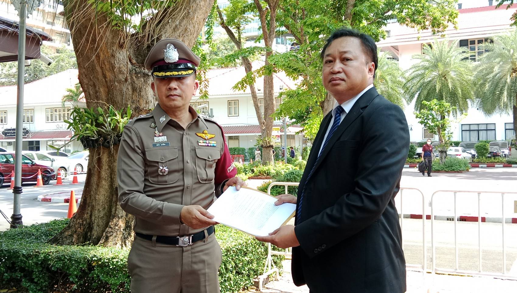“บิ๊กโจ๊ก” ส่งทนายขอความเป็นธรรม “รทท.ผบ.ตร.” หลัง “บิ๊กต่อ” แถลงจบเรื่อง แต่พนักงานสอบสวนยังออกหมายเรียก