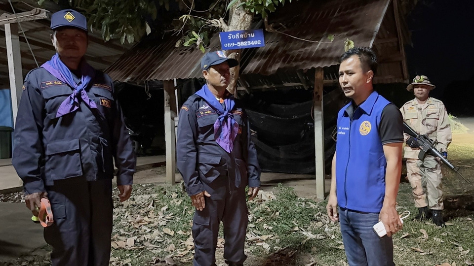 นอภ.บ้านกรวดนำกำลัง อส.–ชรบ. เข้มความปลอดภัยหมู่บ้านชายแดนไทย–กัมพูชา