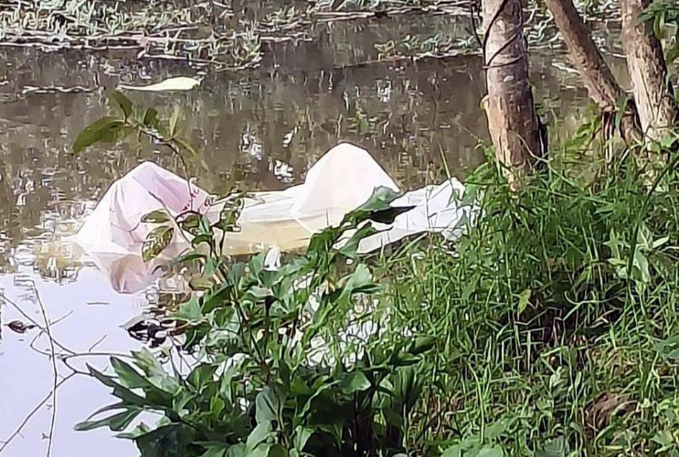 สลด! ด.ช.13 ปี พายเรือตกปลากับเพื่อน สระลึก 5 เมตรจมหาย ดับต่อหน้าชาวบ้าน