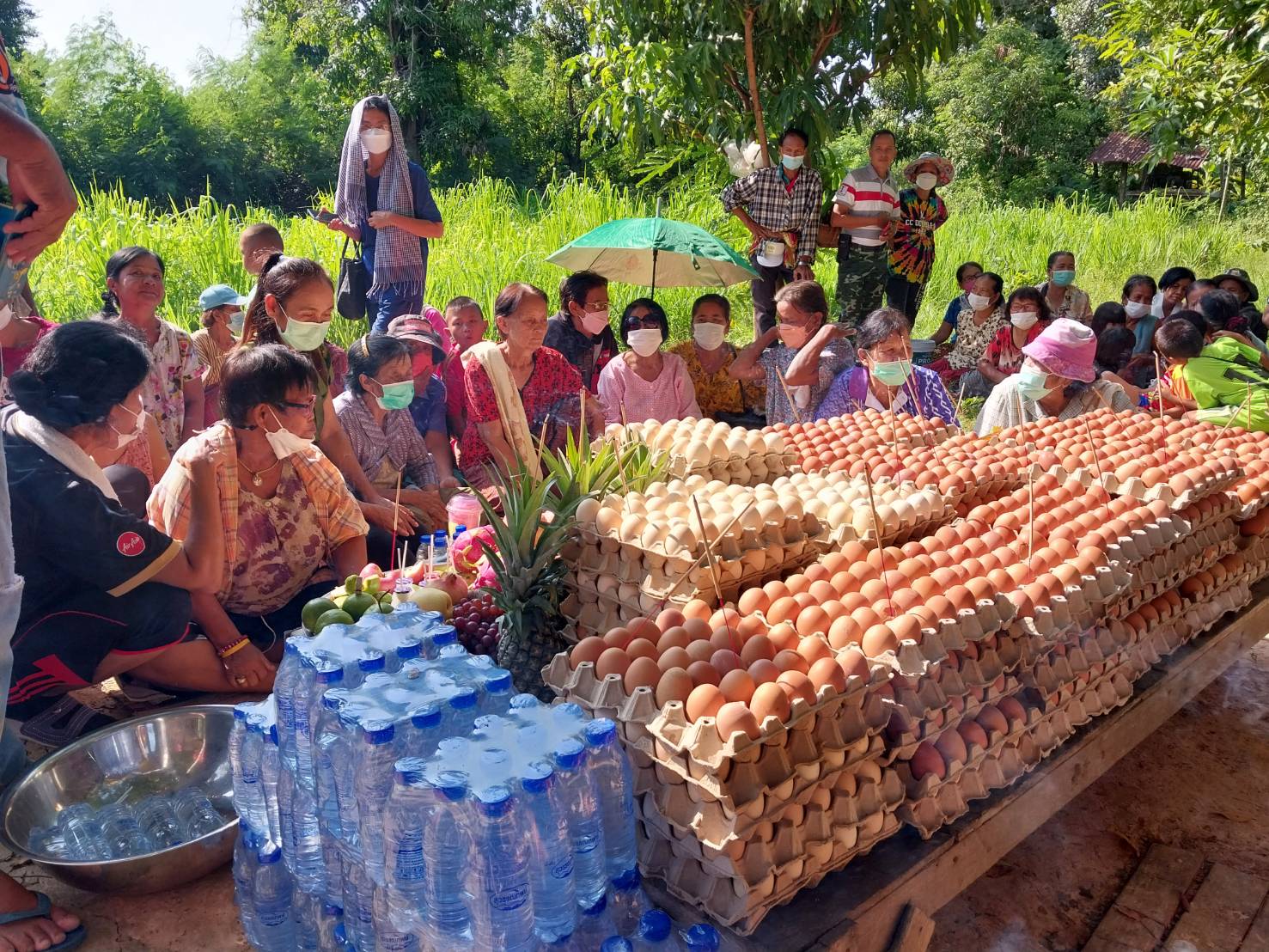 สาวใหญ่เมืองช้างถูกรางวัลที่2 รับ400,000 บาท  ทำพิธีเซ่นไหว้หัวหมู9หัวไข่ไก่5,000ฟองถวายเจ้าแม่ตะเคียนทอง