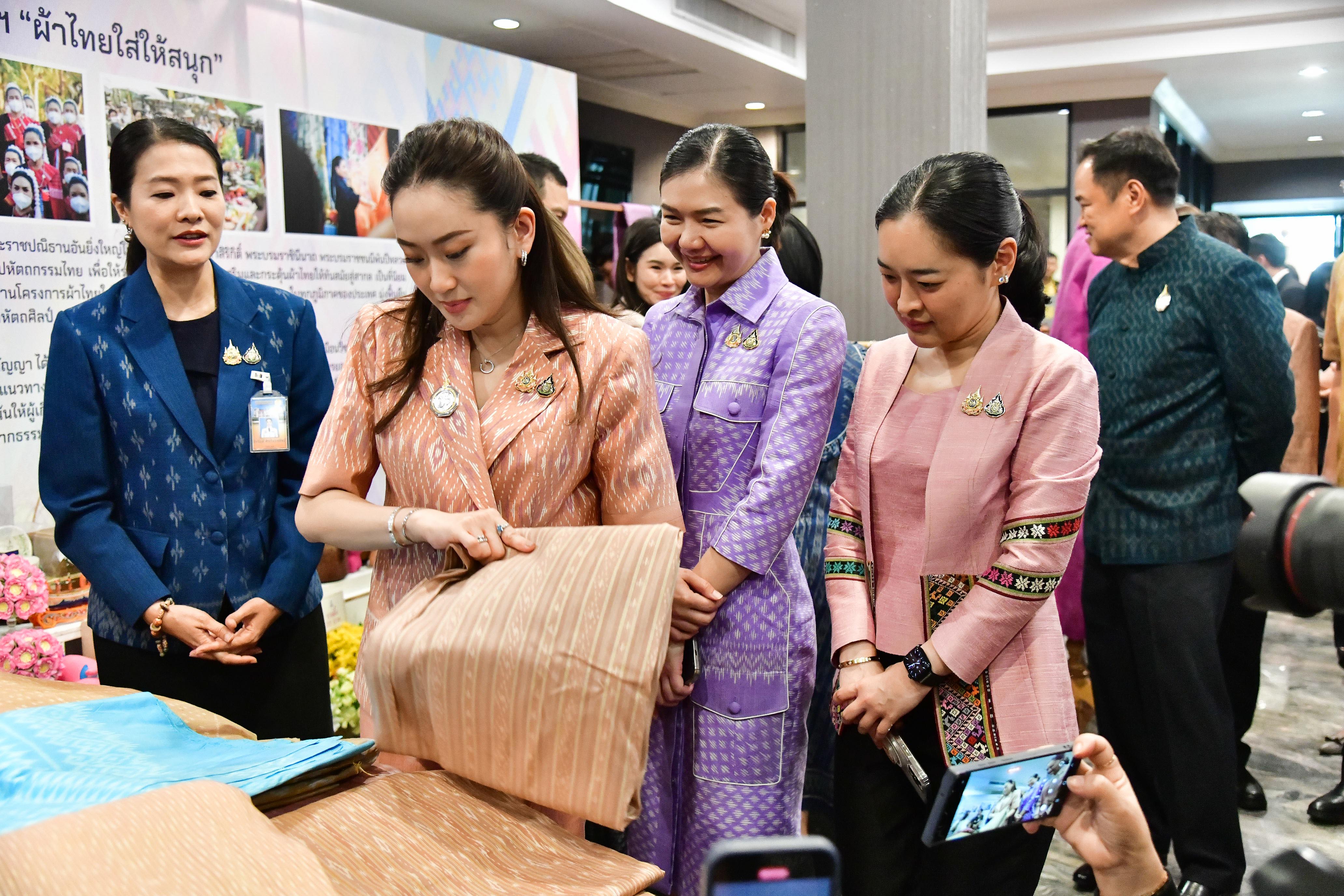 นายกฯ ดูนิทรรศการ “ผ้าไทยใส่ให้สนุก” ชวนเที่ยวงาน Silk Festival 2024 บอกผ้าไทยวัยรุ่นใส่ทำงานได้ 