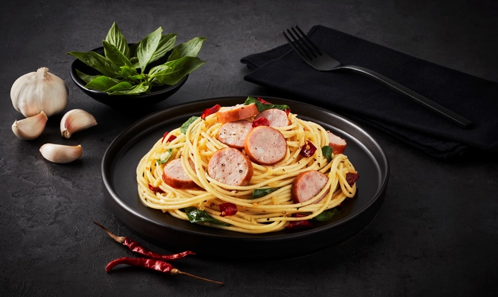 Chef Cares ชวนชิม 'สปาเกตตี้ไส้กรอกผัดกระเทียมพริกแห้ง' สไตล์ไทยฟิวชั่น รสชาติจัดจ้านที่ 7-Eleven ทั่วไทย 