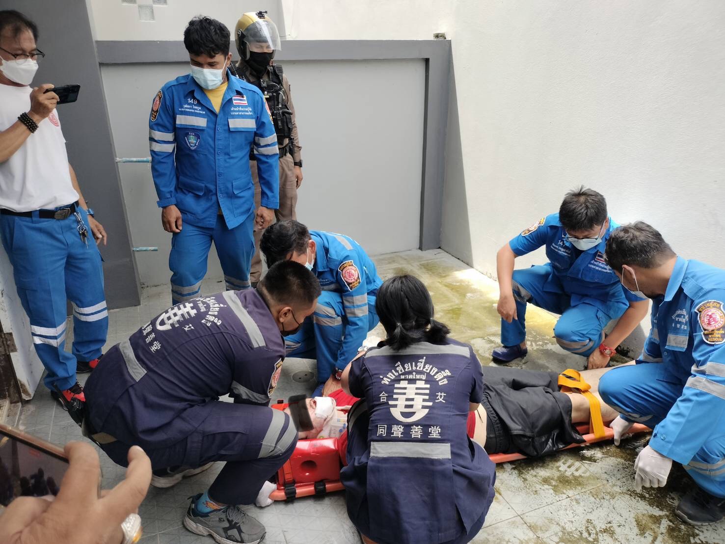ชายวัยรุ่นป่วยซึมเศร้า กระโดดระเบียงบ้านพัก 2 ชั้น กระแทกพื้นคอนกรีตบาดเจ็บสาหัส