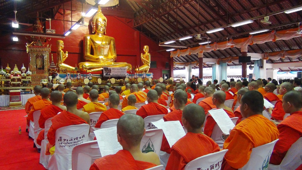 ชาวน่านร่วมสวดมนต์หมู่ อุทิศบุญกุศลแก่ผู้เสียชีวิตจากเหตุกราดยิงที่โคราช 