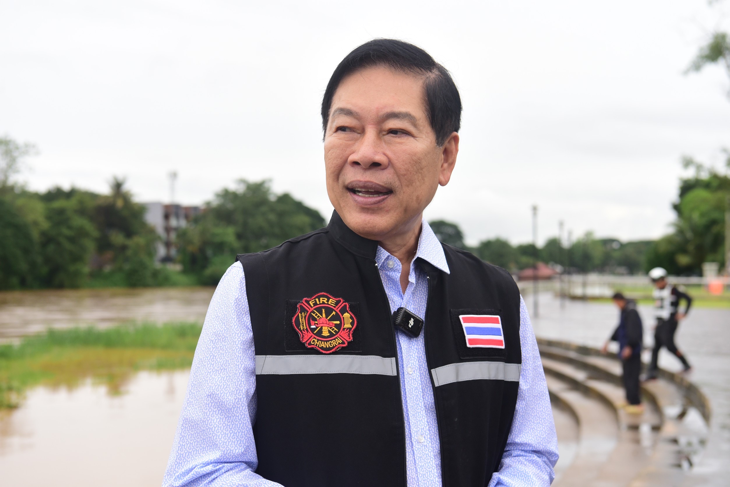 นายกเทศมนตรีนครเชียงราย สั่งการเร่งแก้ไขปัญหาน้ำท่วมขัง พบตอไม้ขวางทางน้ำ เร่งเคลียร์ด่วน