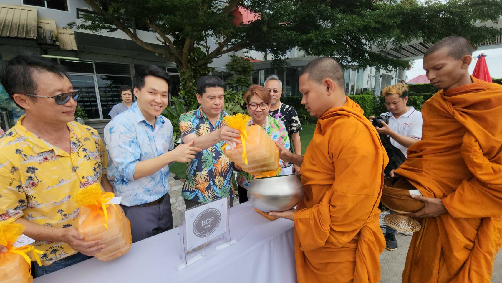 ชาวอ.บ้านฉาง จ.ระยอง ตักบาตรข้าวสารอาหารแห้ง นิมนต์พระสงฆ์ 29 รูป ขึ้นนั่งท้ายขบวนรถกระบะ และรถตุ๊กตุ๊ก ให้ ปชช.ได้ใส่บาตร 