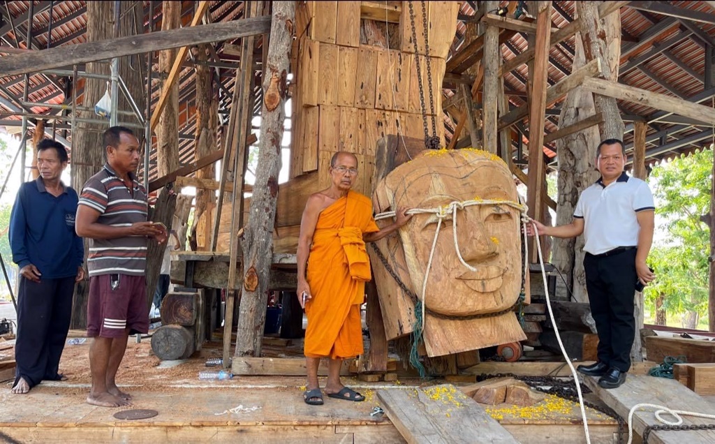 ชาวบ้านหนองคูพัฒนาแห่ส่องเลขเด็ด พิธียกเศียรพระพุทธรูปไมั เหลือเชื่อ!! เลขเสี่ยงทายตรงกับอายุหลวงพ่อ 