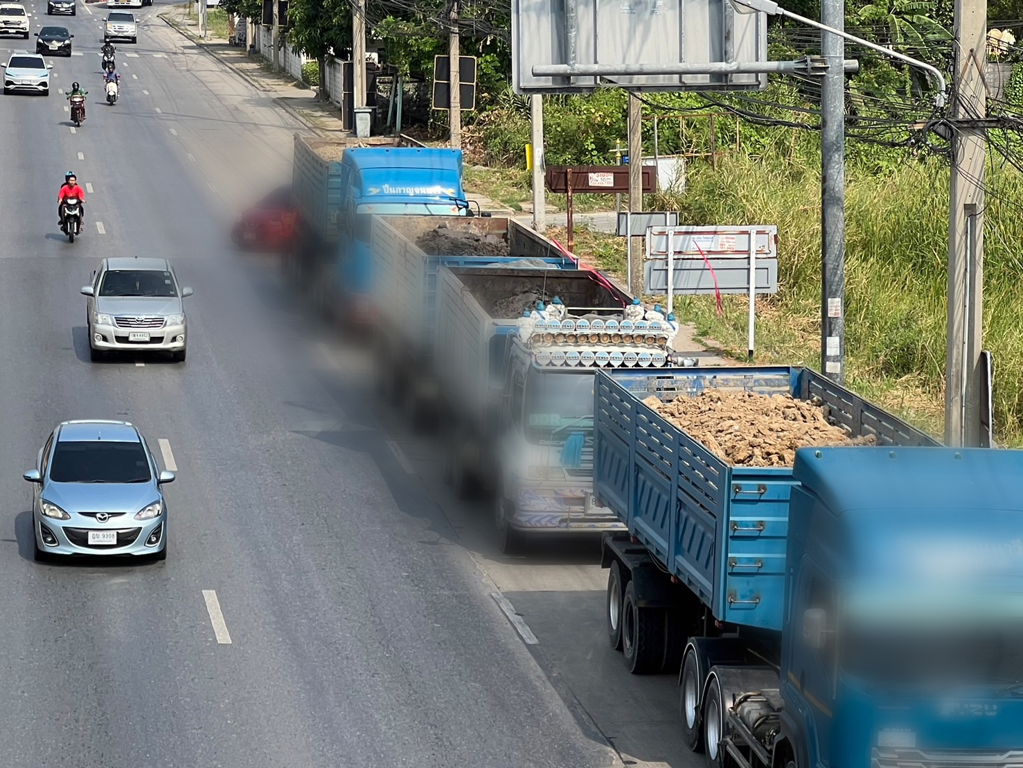 ปทุมธานีตาช่างทางหลวงจองเวรรถสิบล้อ  ส่งซิกให้รถพวงติดสติ๊กเกอร์หยุดวิ่ง