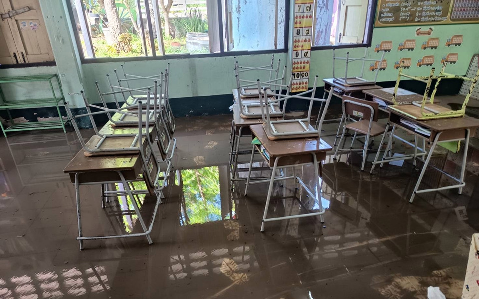 ฝนถล่มจอมบึง! น้ำป่าไหลท่วมบ้าน-โรงเรียน-ร้านอาหารสัตว์ เสียหายหนัก ชาวบ้านเดือดร้อน