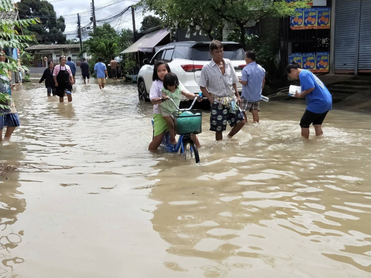 ฝนตกหนักตลอดทั้งคืน เกิดน้ำเอ่อท้นคลองนาฏศิลป์เข้าท่วมบ้านเรือน จำนวน 6 หลังคาเรือน 