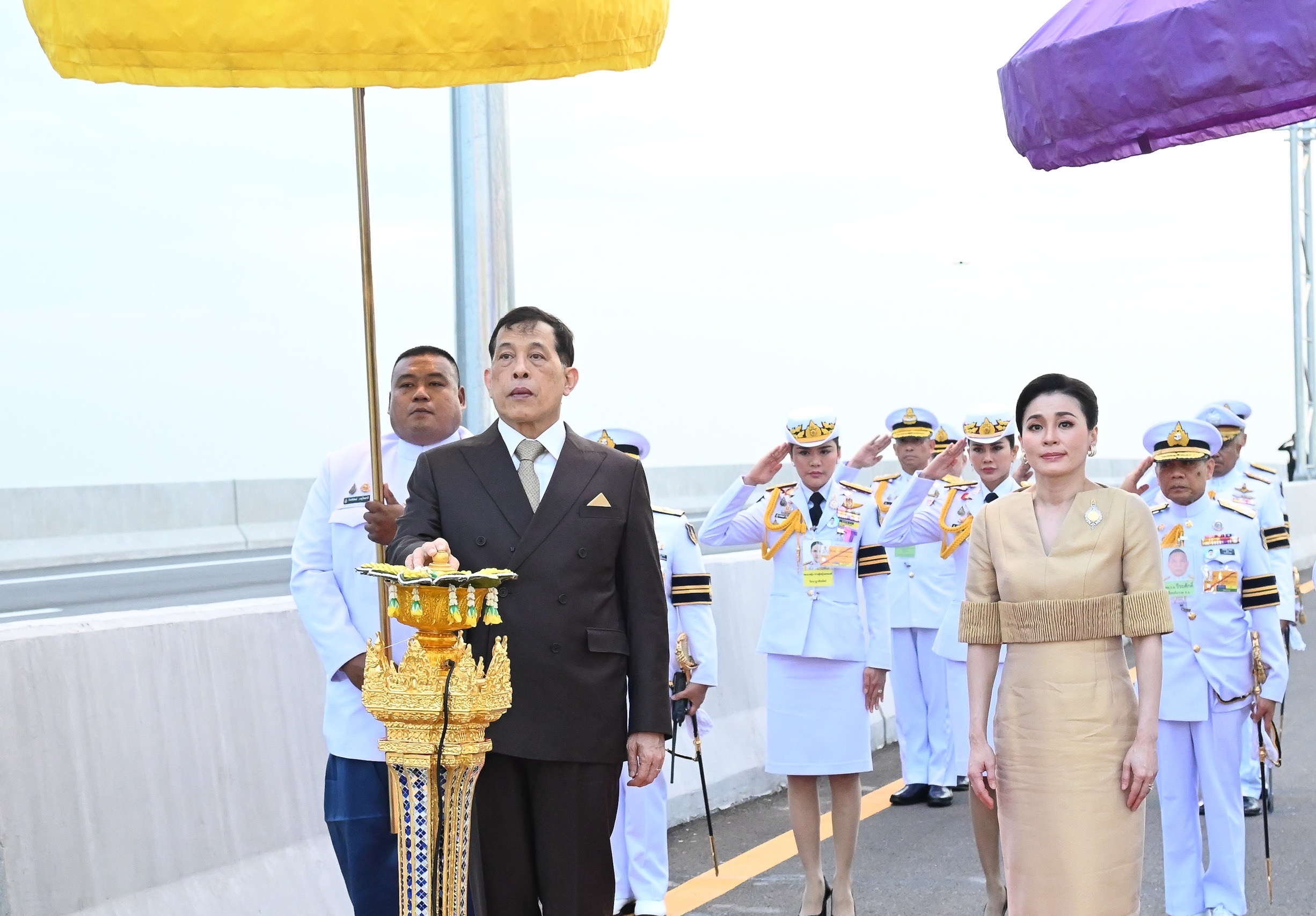 'ในหลวง-พระราชินี' เสด็จฯทรงเปิด'สะพานทศมราชัน' ณ สะพานทศราชันทางพิเศษสายพระราม 3-ดาวคะนอง